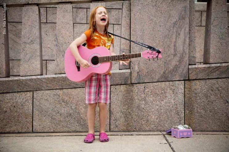 Mädchen mit Gitarre singt